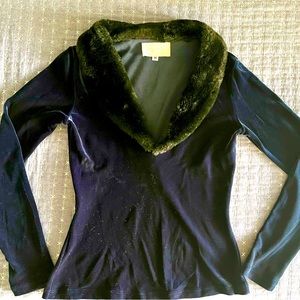Long sleeve blouse in velvety fabric, blue and semi new.